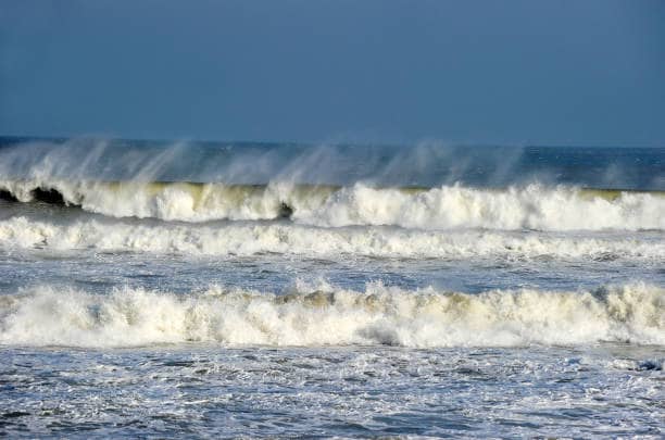 쓰나미가 몰려오는 해안 사진