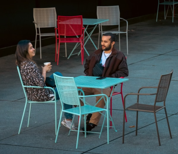 따뜻한 대화를 나누는 두 사람