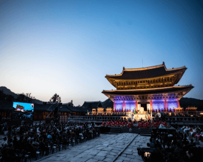 궁중문화축전 야간 공연&amp;#44; 경복궁 앞에서 열린 대규모 무대 공연