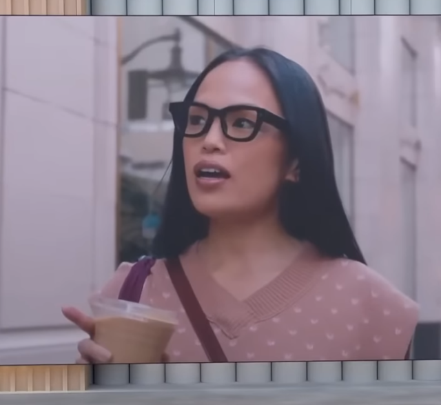 삼성전자와 구글이 공동 개발 중인 차세대 AR글라스를 쓰고 조작하는 장면.