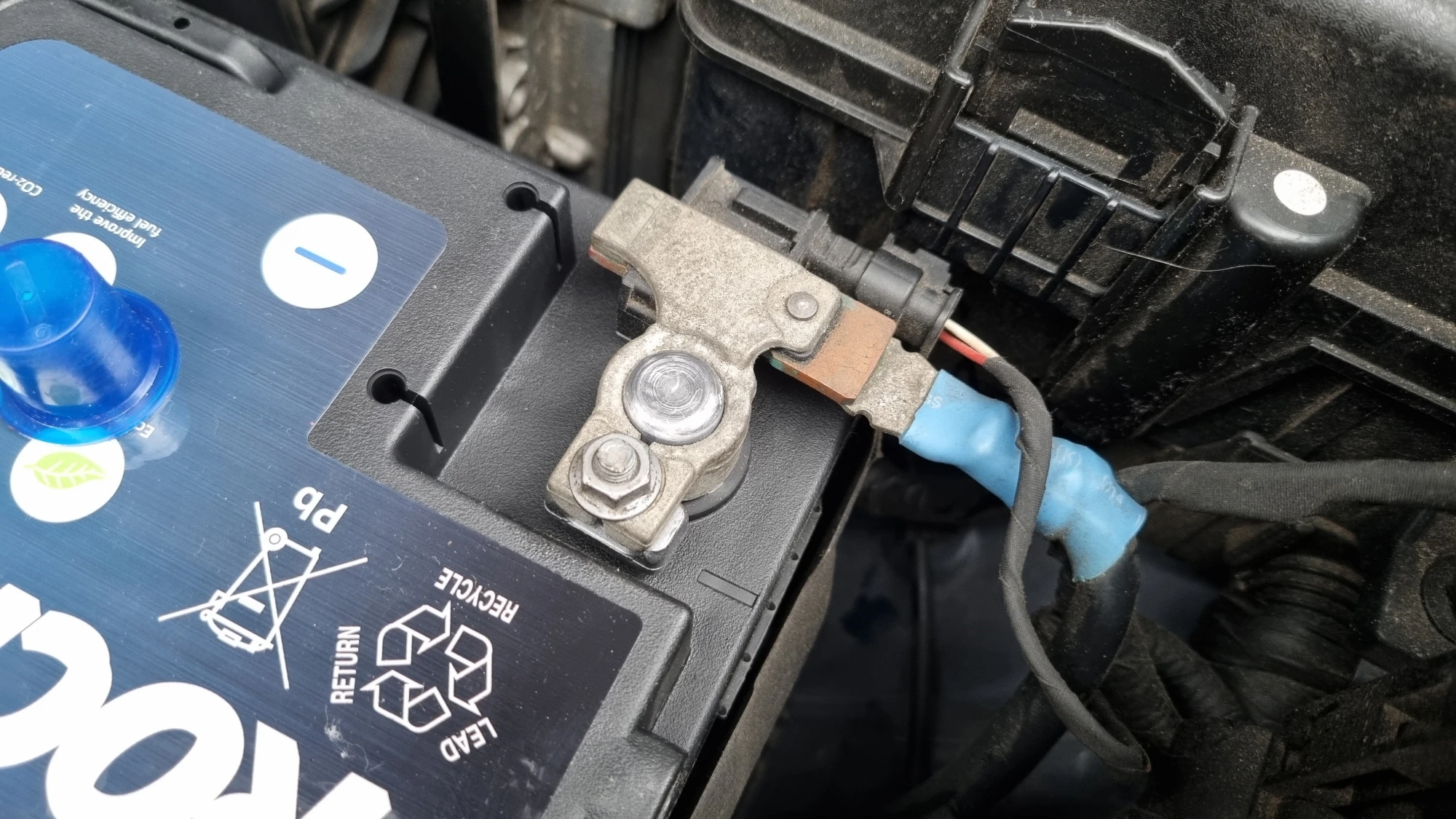 배터리 마이너스 단자 연결 모습