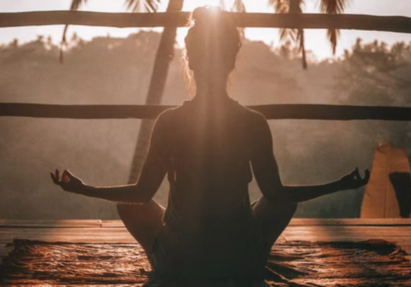 근육 이완법으로 뇌를 속여 행복해지는 긍정적 기분 전환 방법