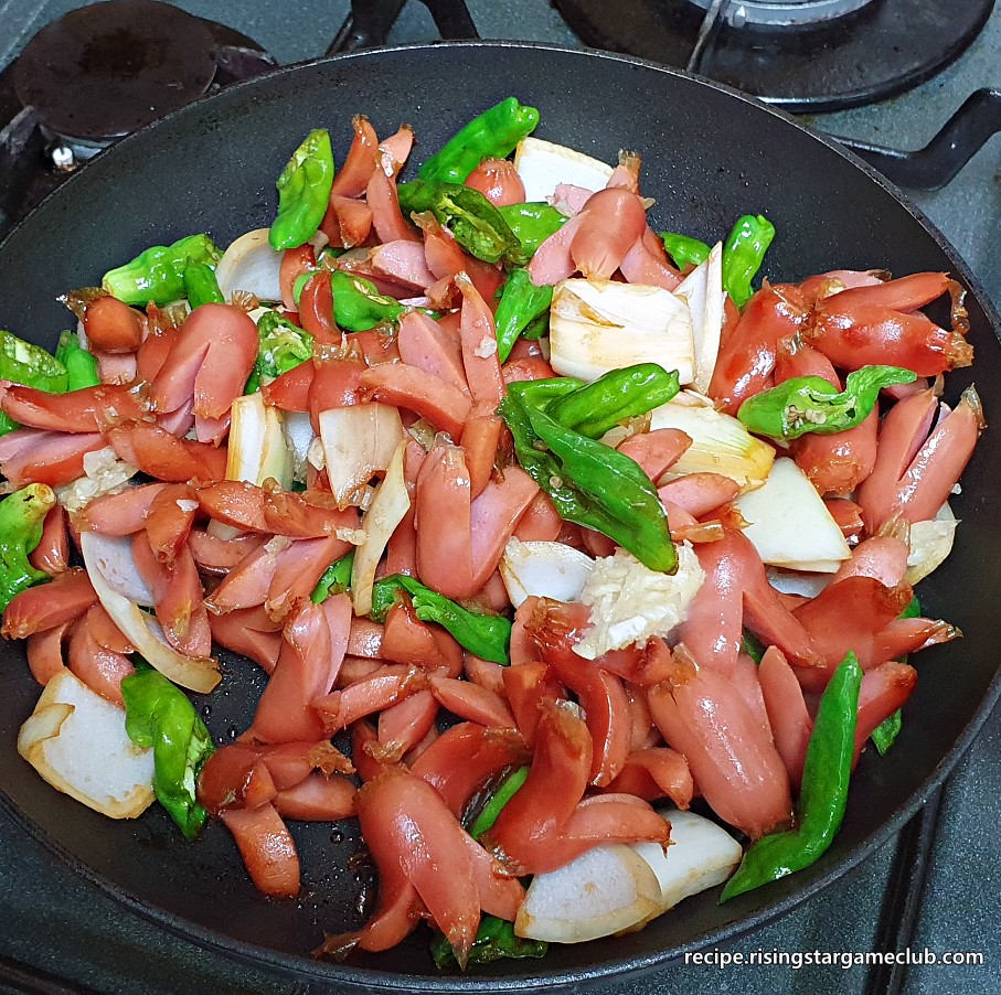양념을 넣고 꽈리고추 소세지 볶음을 하는 사진
