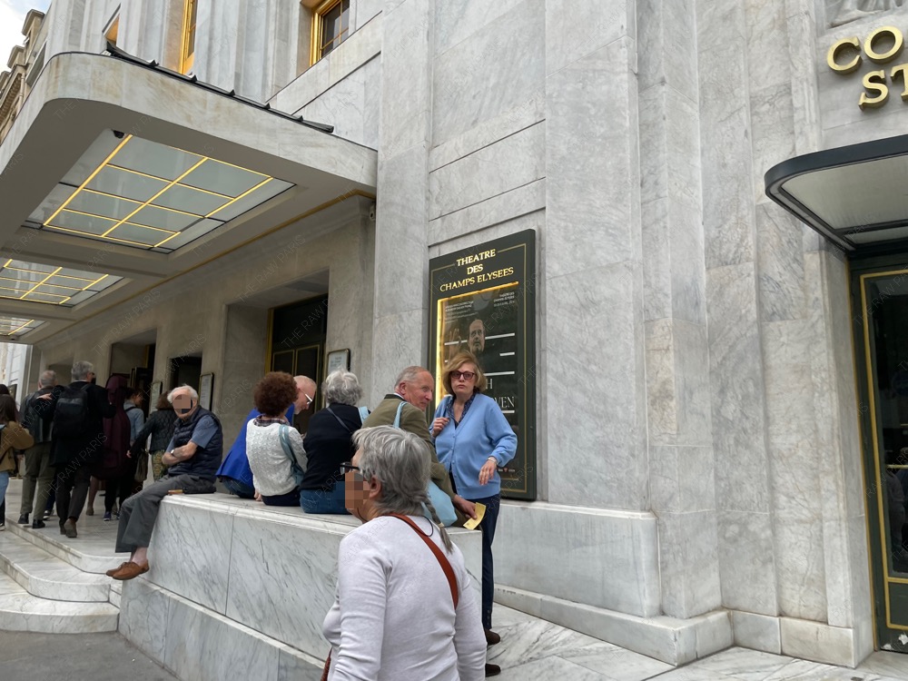 파리의 유서깊은 공연장인 샹젤리제 극장(Théâtre des Champs-Élysées) 에서 오케스트라 드 샴브르 드 빠히의 concert 를 즐기러 왔어요.