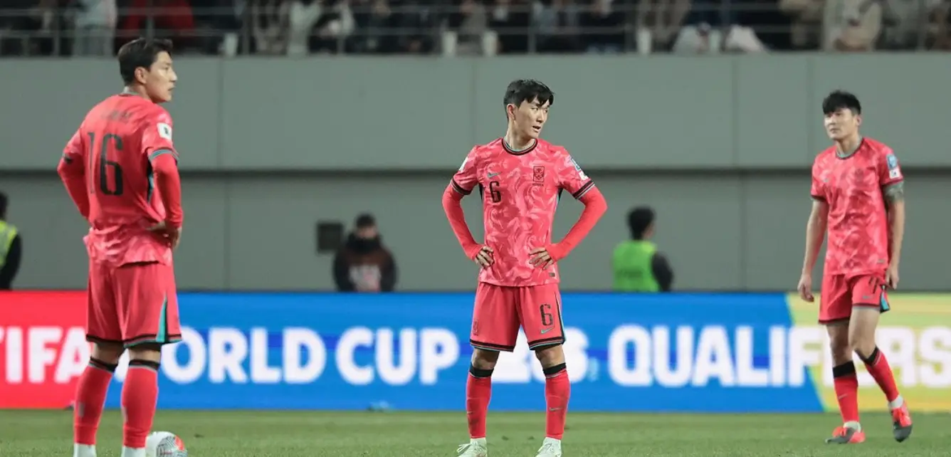 태국전- 축구경기장 붉은 유니폼으리 국가대표 선수 3명이 아쉬워하며 서있는 모습