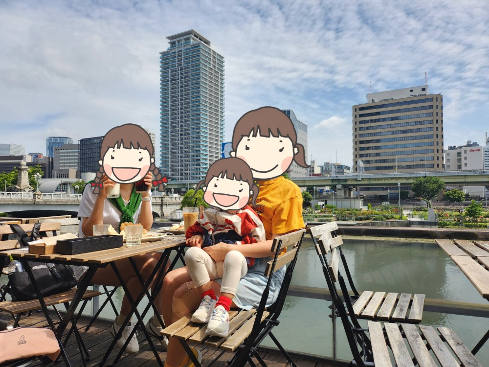 테라스에서 사진을 찍는 사람들