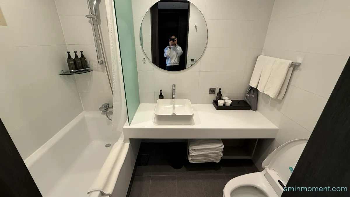 나인트리-바이-파르나스-판교-서울-주니어스위트패밀리-개방감-넓은룸-화장실-깨끗