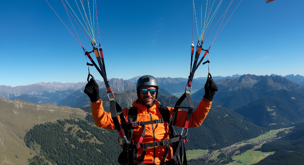 알프스산맥에서 패러글라이딩을 즐기는 여행자