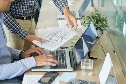 인간 텔레마케터의 감소 vs. AI 챗봇 및 고객 경험 디자이너의 증가