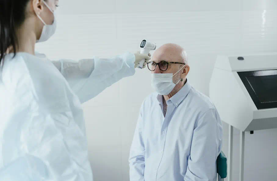 한 남성이 머리쪽에 여의사에게 검진을 받고있다