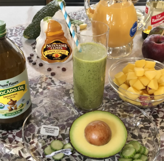아보카도 오일을 넣은 스무디