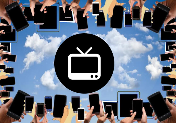 중앙의 티비 주위의 수많은 스마트폰 이미지