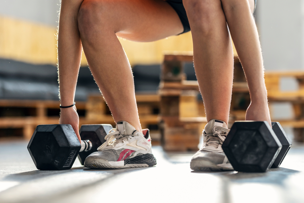 덤벨을 들기위해 쪼그린 동작