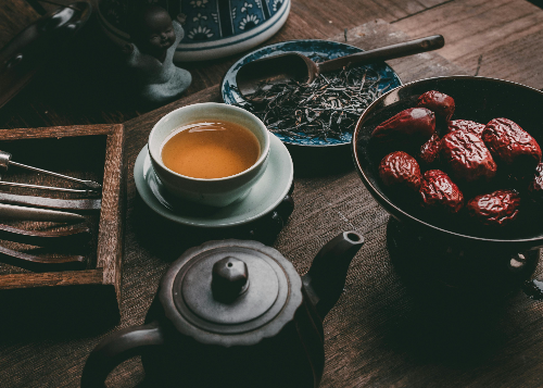 대추와 함께한 따뜻한 차, 비타민C와 사포닌으로 점막 보호에 도움