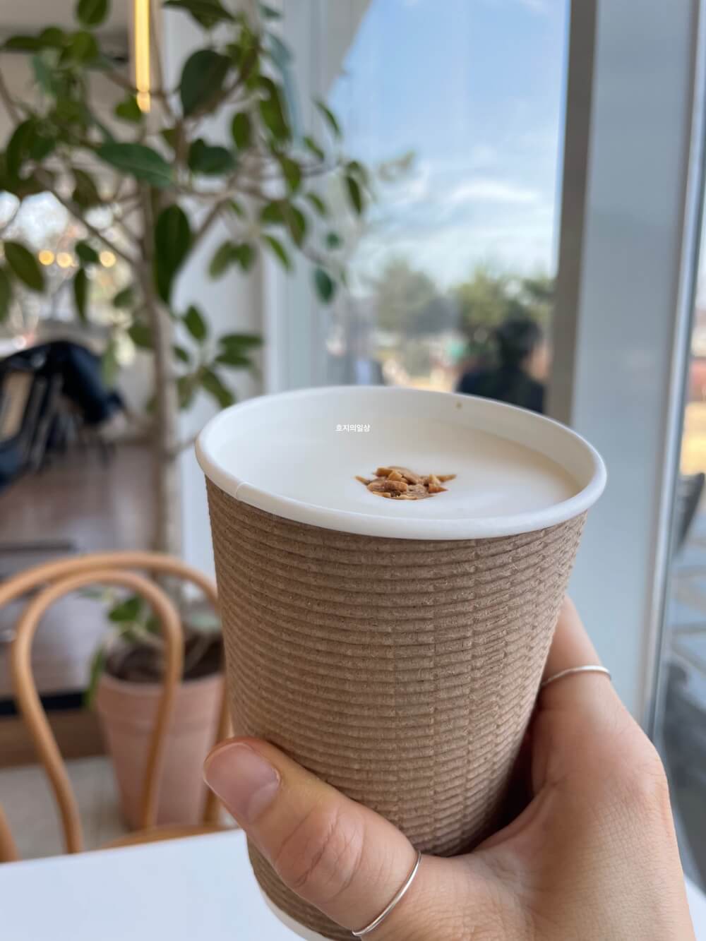 천안 서북 성거 카페 이숲 - 구운 아몬드 크림 라떼