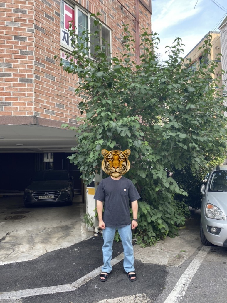 데일리 룩(오뭘입)_칼하트 기본 반팔, 토피 와이드 청바지, MMGL 샌들, OOTD