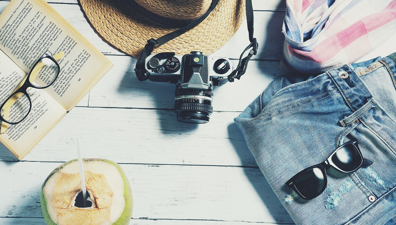 모자 카메라 썬그라스 청바지 이미지