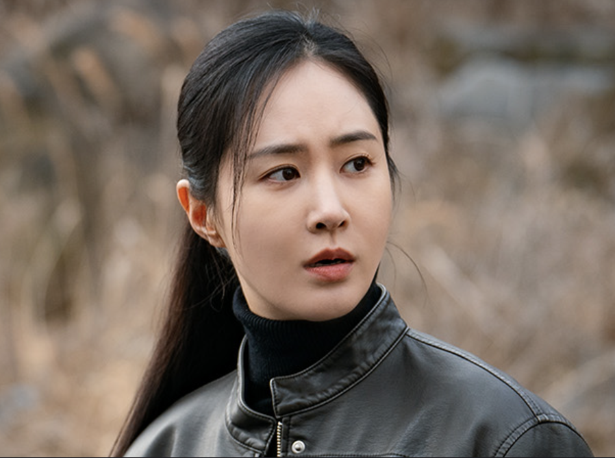 뒤돌아보는 안서윤