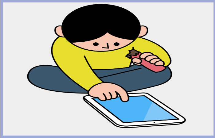 태블릿을 손가락으로 터치하며 간식바를 먹고 있는 어린이 캐릭터