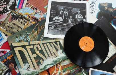 디지털 세계 속 아날로그 감성 – 복고 트렌드의 현대적 재해석