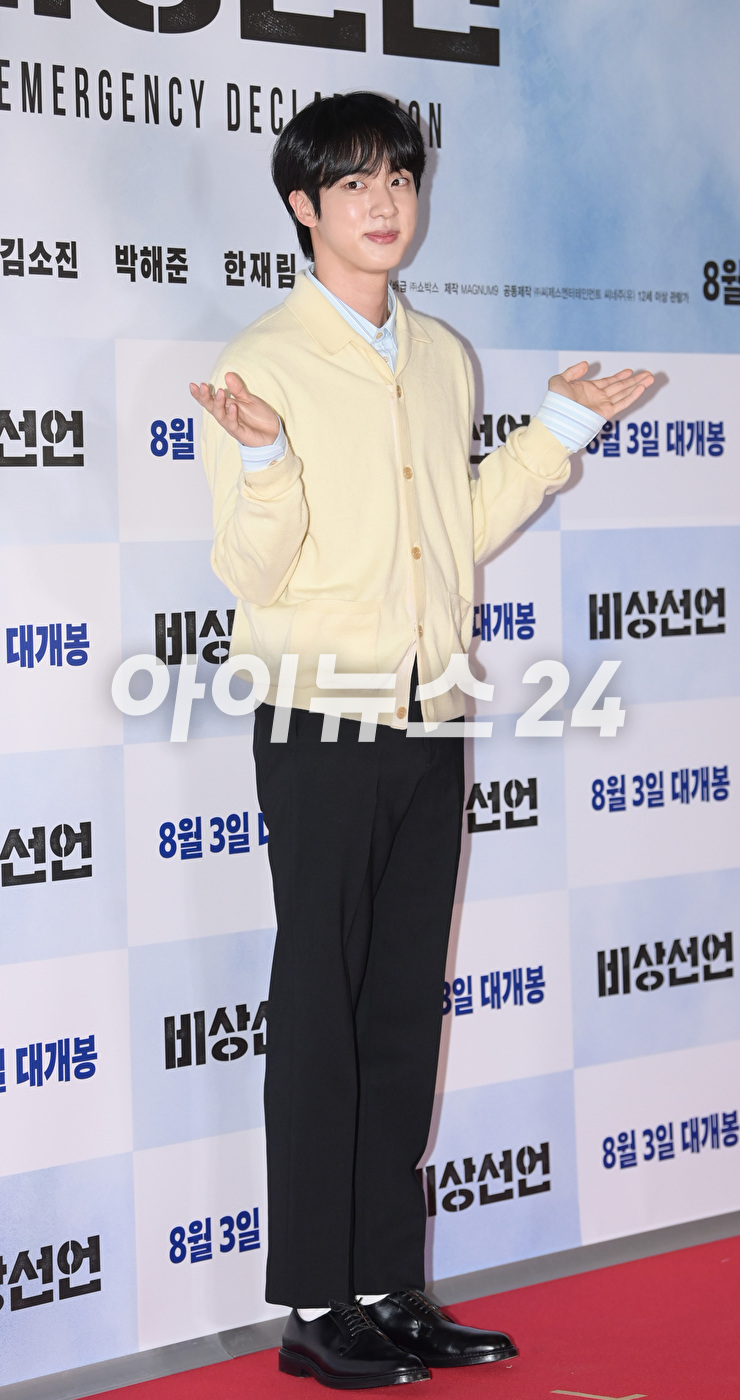 방탄소년단 진이 25일 오후 서울 삼성동 메가박스 코엑스에서 열린 영화 &#39;비상선언&#39;(감독 한재림) VIP 시사회에 참석해 포토타임을 갖고 있다. [사진=정소희 기자]