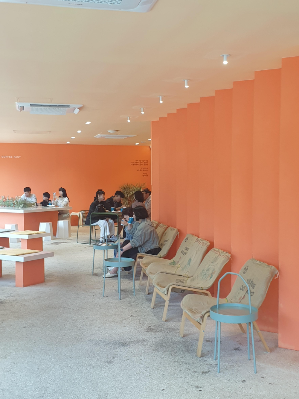 노란색 벽과 시멘트 바닥 그리고 테이블이 보인다.