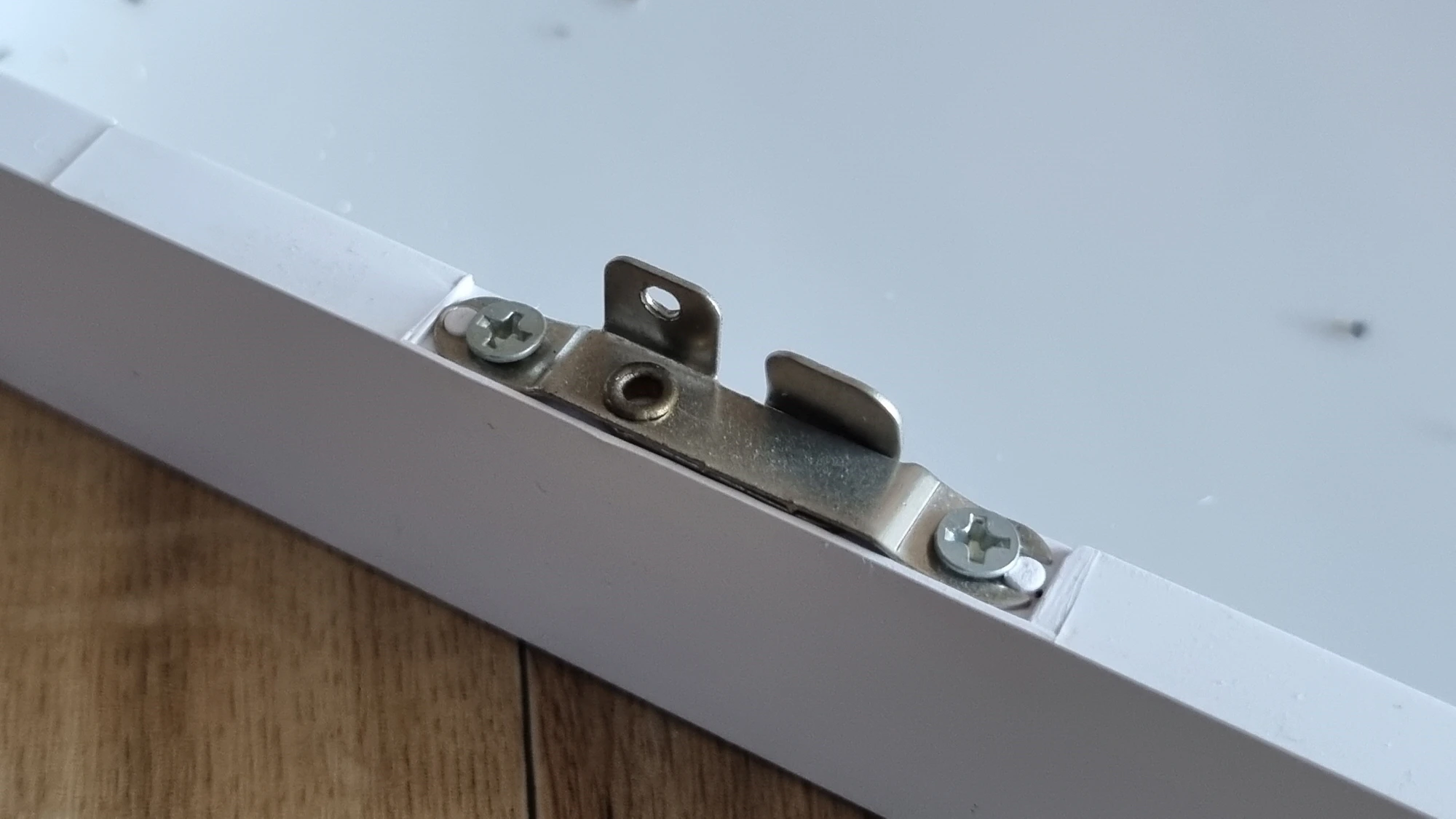 LED 전등 커버 고정 부품 열린 모습