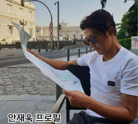 배우 안재욱이 종이를 보고 있는 모습