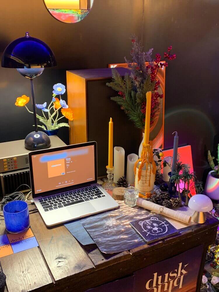 파란색과 주황색으로 꾸민 인테리어 소품들