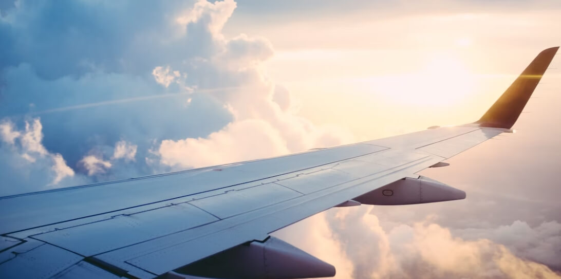 비행기가 하늘을 나는 장면