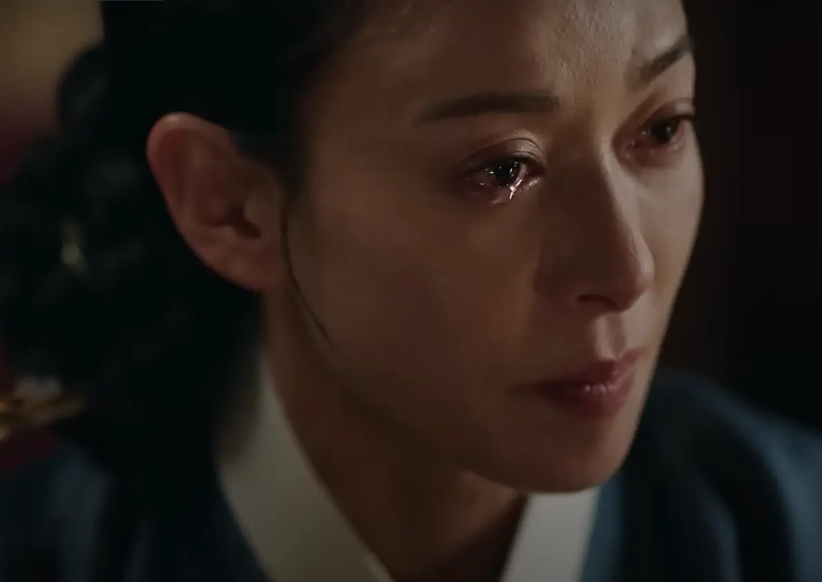 세작-
파란 한복을 입고 머리를 뒤로 쪽을 진채 눈믈을 흘리는 왕대비