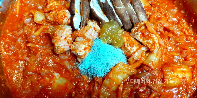 멸치가루-생강청-표고버섯-넣은-다음-물-붓고-끓이기