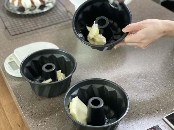 버터를 케이크 틀에 바른다