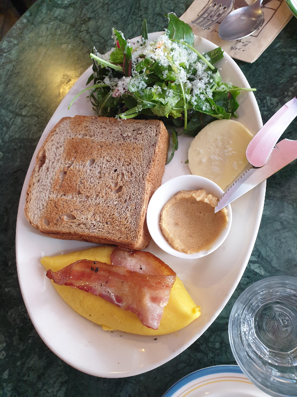 식빵과 샐러드 그리고 바닐라 밀크잼이 보인다.