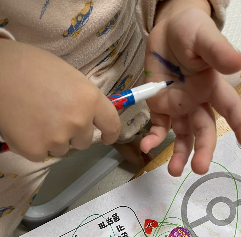 손바닥에 사인펜으로 낙서 중