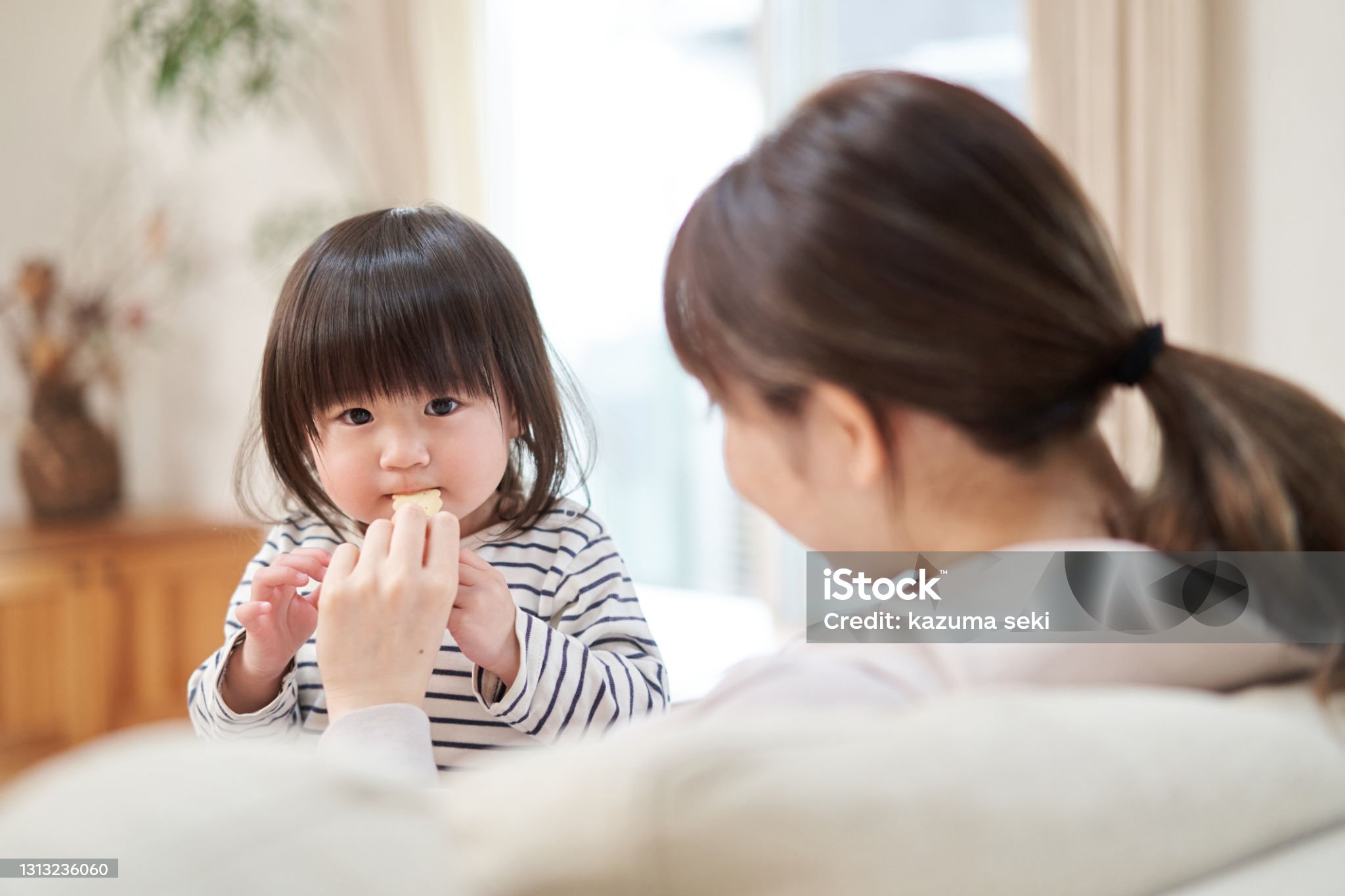 간식을 먹고있는 아이