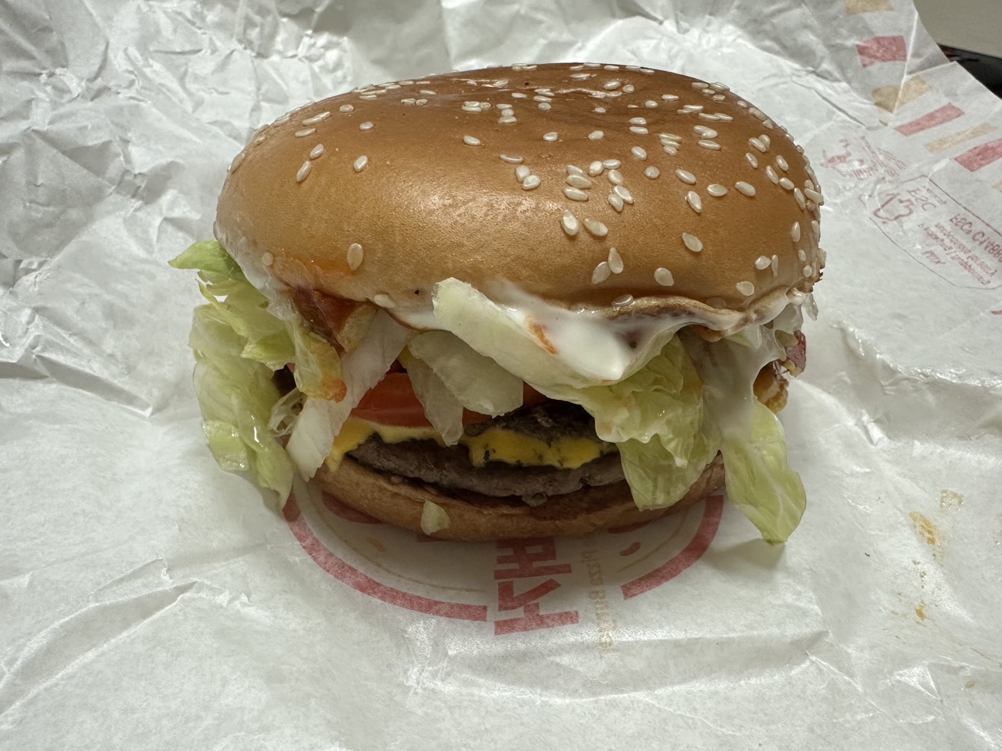 맥도날드 페퍼로니피자버거 측면 이미지