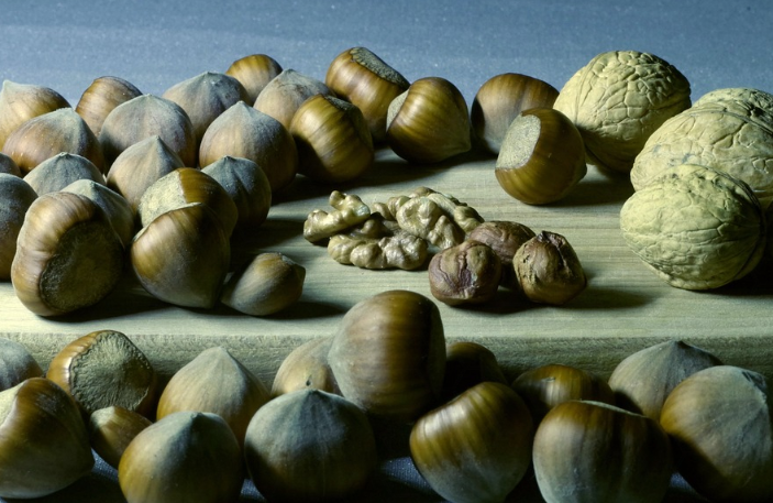 밤, 대추 등 견과류가 많이 놓여 있다