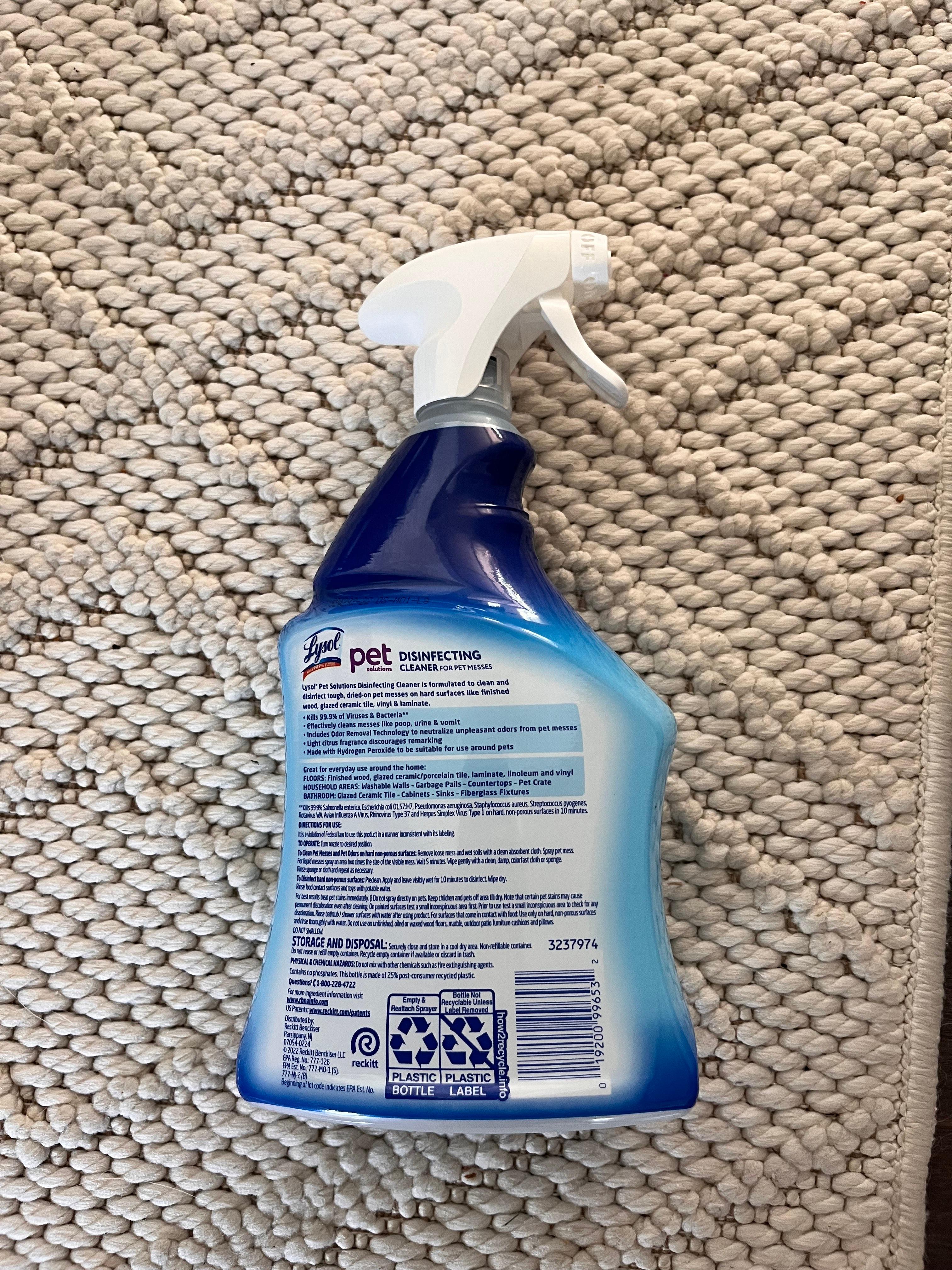 카펫 위에 반려동움 얼룩 제거제가의 설명이 있는 제품 뒷면 이미지