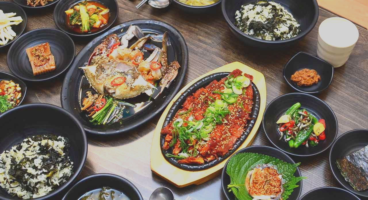 돌솥 곤드레밥과 황태구이가 함께 나온 곤드레 정식 한 상이다. [ⓒ네이버플레이스 산뜨락 곤드레]