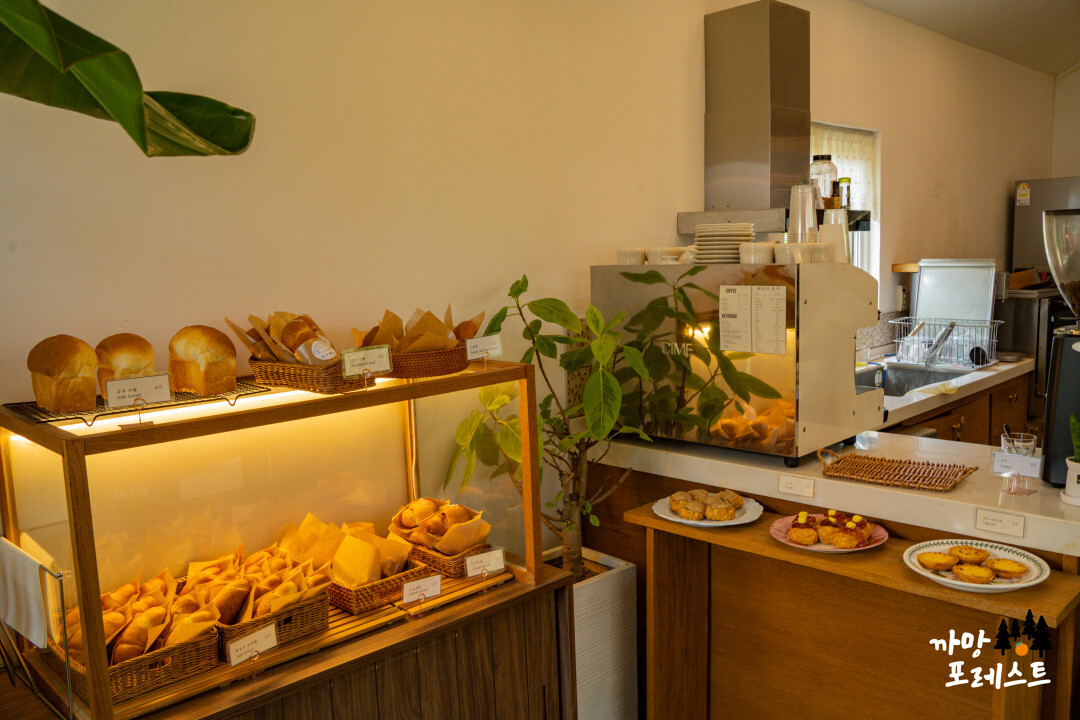 종달리 만나빵집 내부