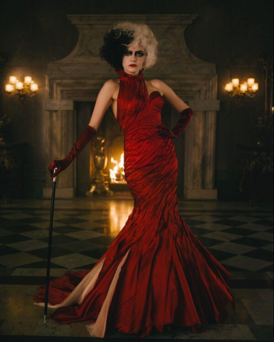 엠마스톤이 빨강색드레스를 입고서있는모습