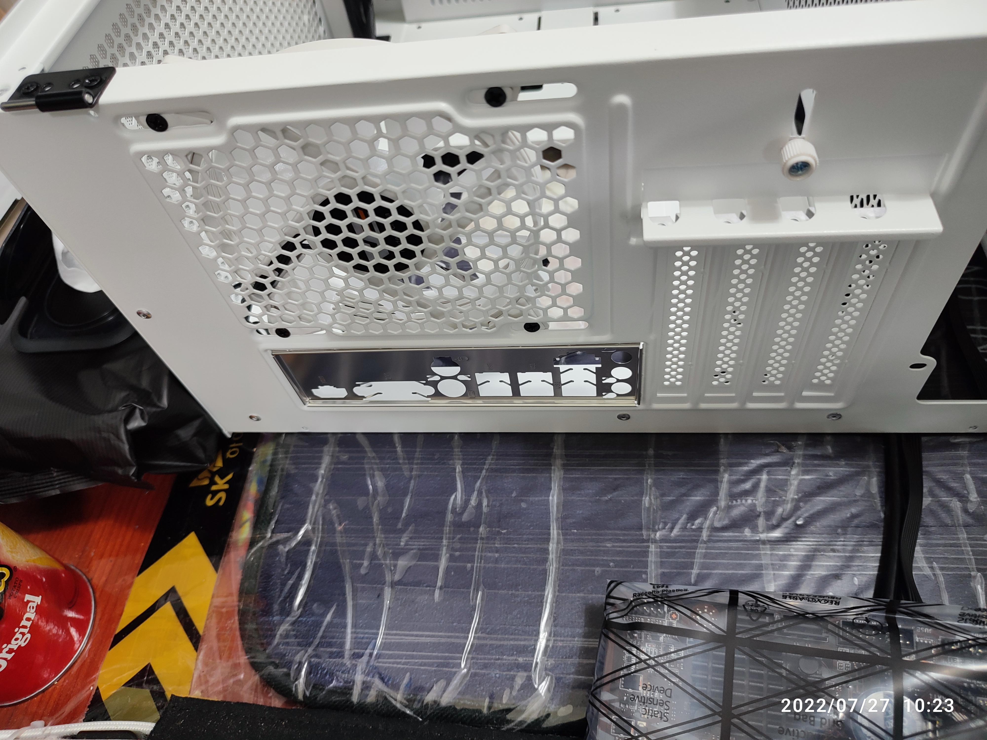 백 패널을 먼저 장착