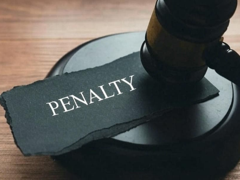 penalty라고 적힌 종이와 판사봉