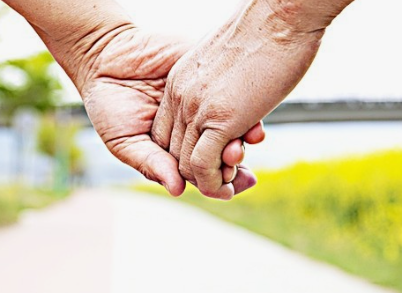 손떨림의 원인이 되는 질병들의 증상과 원인 그리고 치료 방법