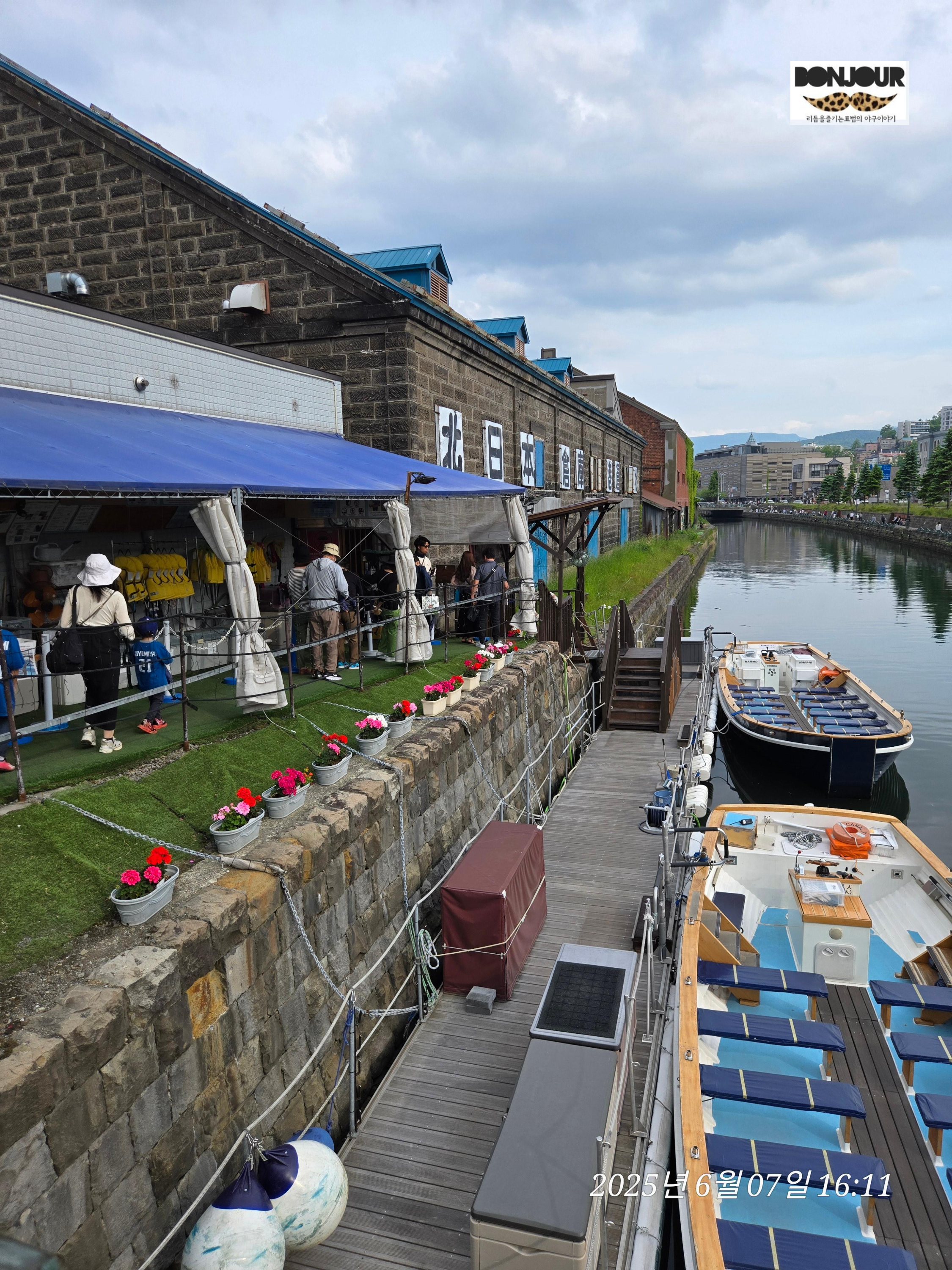 오타루운하크루즈 현재 아무도 타지 않고 대기중인 배의 모습