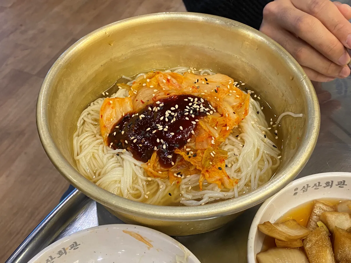 김치와-양념이-올려져있는-국수