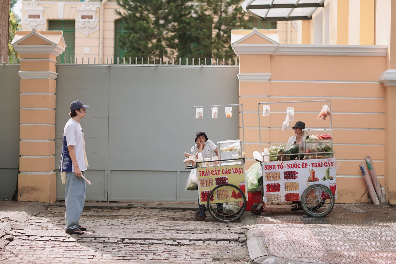 유머와 현실적인 대사로 자연스럽게 쌓여간다.