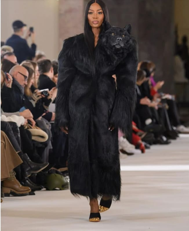 야생동물 디자인 가운 선보인 '파리패션위크 오뜨꾸뛰르 쇼' VIDEO:Wild animal heads decorate gowns at Schiaparelli couture show