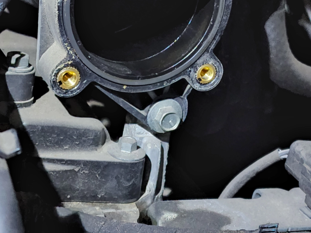 스로틀바디 하단의 인테이크 매니폴드 고정 볼트